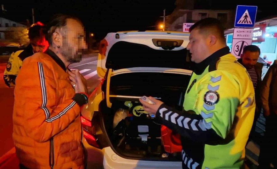 Yasal Sınırın 8 Kat Üzerinde Alkollü Halde Kaza Yaptı, Kahveye Oturup Çay İçti