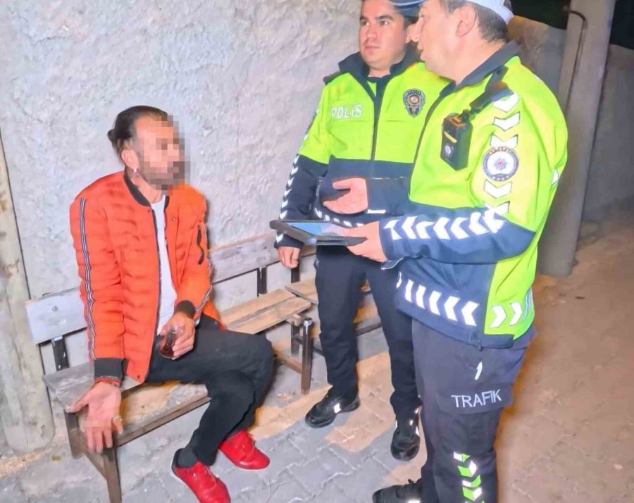 Yasal Sınırın 8 Kat Üzerinde Alkollü Halde Kaza Yaptı, Kahveye Oturup Çay İçti