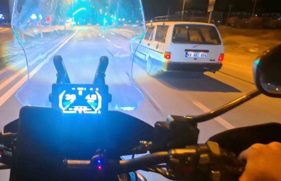 Yasal Sınırın 8 Kat Üzerinde Alkollü Halde Kaza Yaptı, Kahveye Oturup Çay İçti