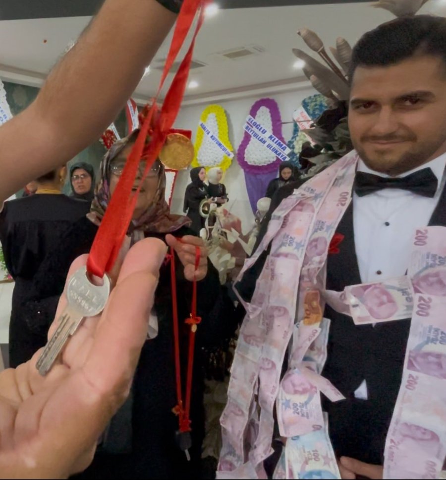 Tek Torununa Düğünde Takı Olarak Ev, Araba Ve Tarla Hediye Etti