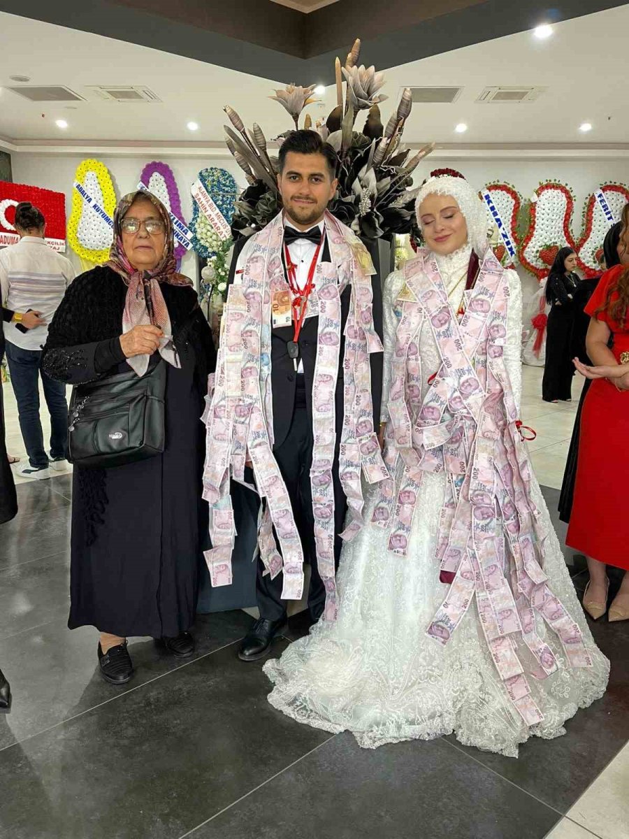 Tek Torununa Düğünde Takı Olarak Ev, Araba Ve Tarla Hediye Etti