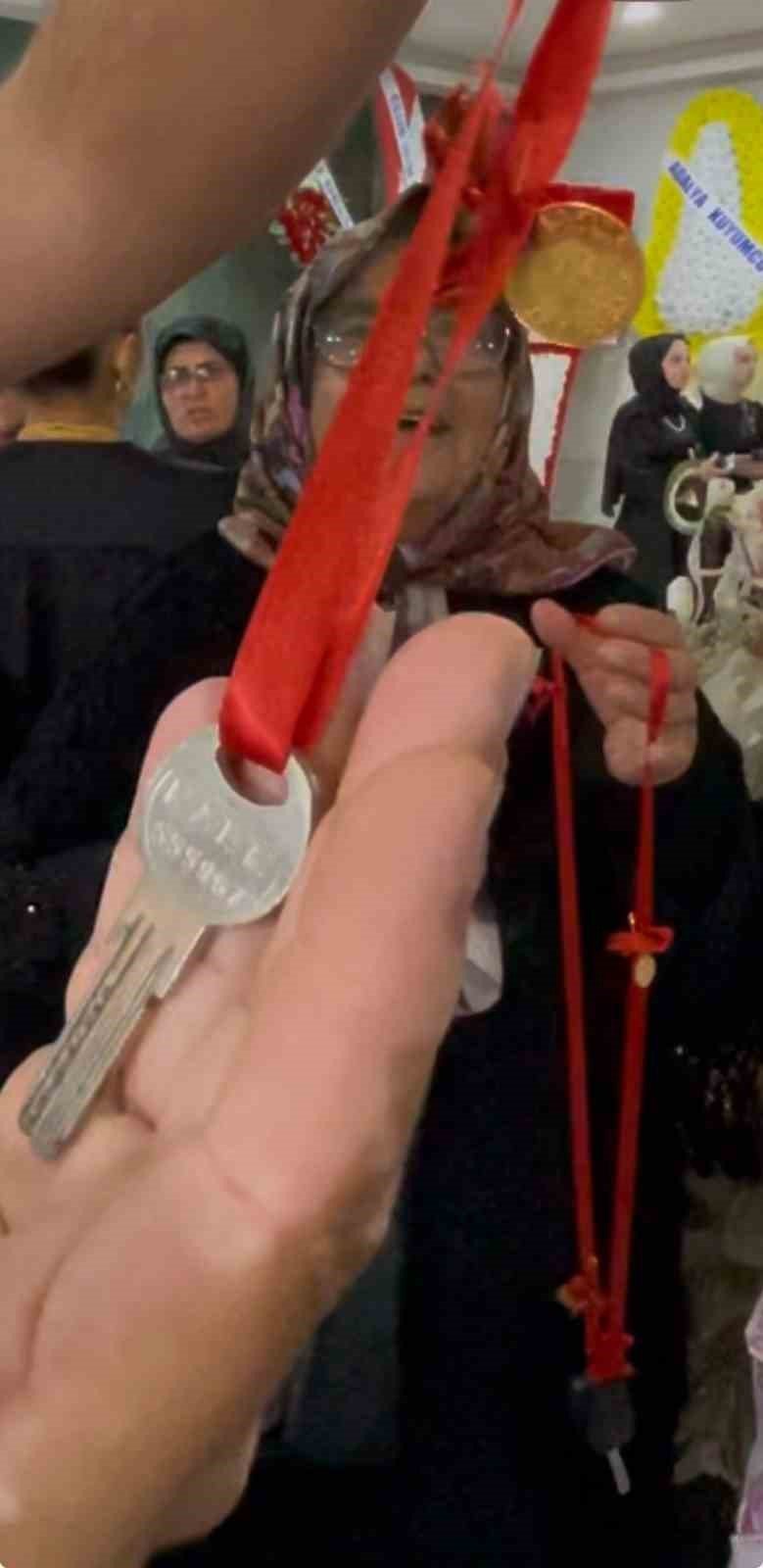 Tek Torununa Düğünde Takı Olarak Ev, Araba Ve Tarla Hediye Etti