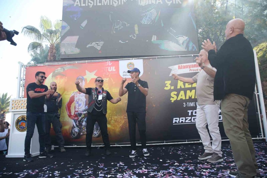 3’üncü Kez Dünya Şampiyonu Olan Toprak Razgatlıoğlu, Memleketi Alanya’da Coşkuyla Karşılandı