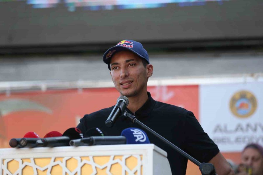 3’üncü Kez Dünya Şampiyonu Olan Toprak Razgatlıoğlu, Memleketi Alanya’da Coşkuyla Karşılandı