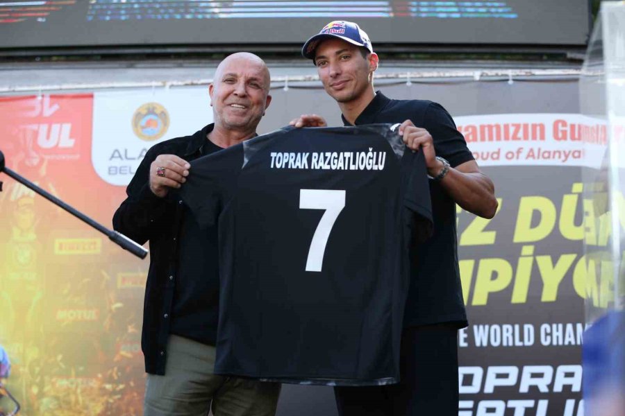3’üncü Kez Dünya Şampiyonu Olan Toprak Razgatlıoğlu, Memleketi Alanya’da Coşkuyla Karşılandı