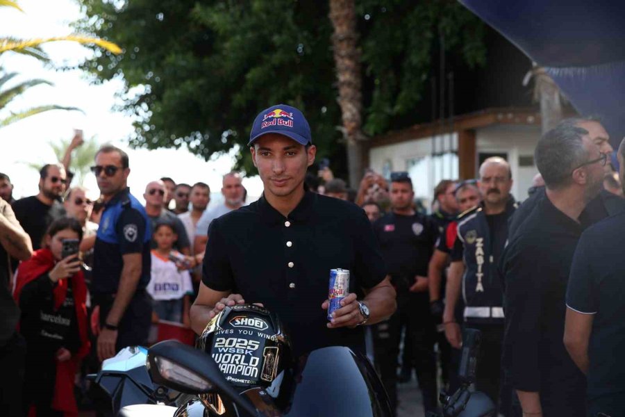 3’üncü Kez Dünya Şampiyonu Olan Toprak Razgatlıoğlu, Memleketi Alanya’da Coşkuyla Karşılandı