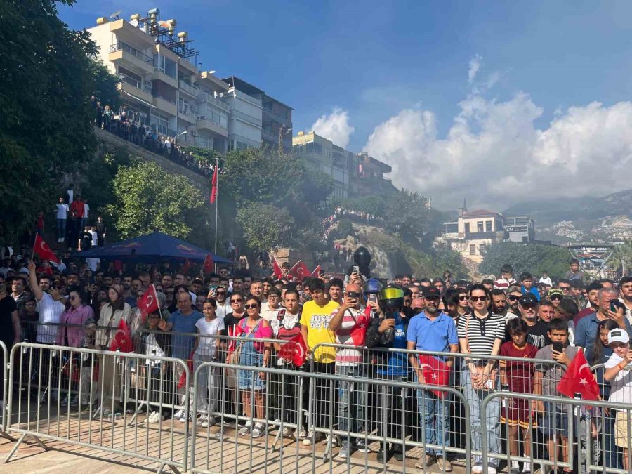 3’üncü Kez Dünya Şampiyonu Olan Toprak Razgatlıoğlu, Memleketi Alanya’da Coşkuyla Karşılandı