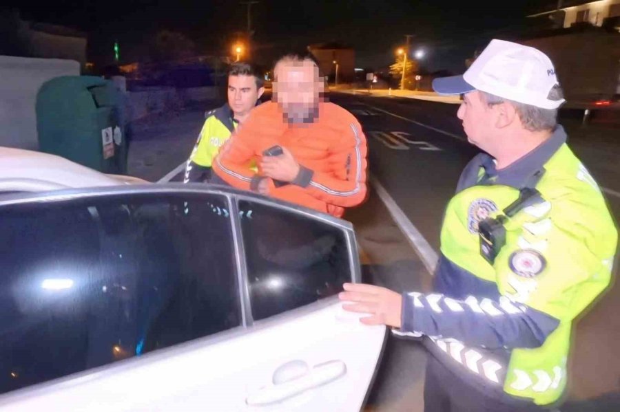 Yasal Sınırın 8 Kat Üzerinde Alkollü Halde Kaza Yaptı, Kahveye Oturup Çay İçti