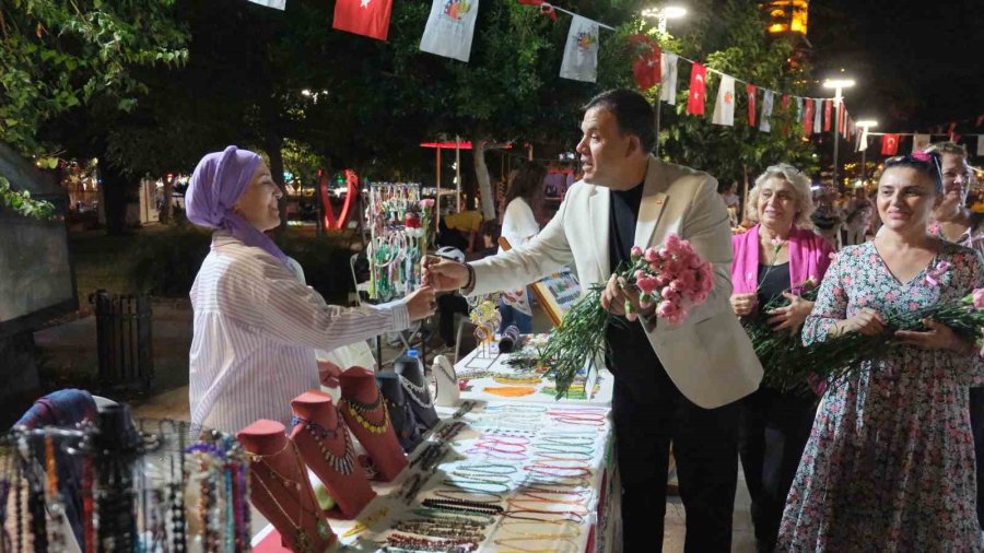 Kemer’de Kadınlar Gökyüzüne Pembe Balonlar Bıraktı