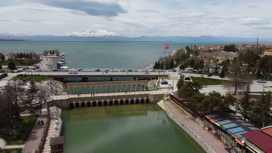 (düzeltme) Gölde Sular Çekildi, Yatlar Karaya Oturdu: Aşk Adası’nın Etrafında Da Su Kalmadı