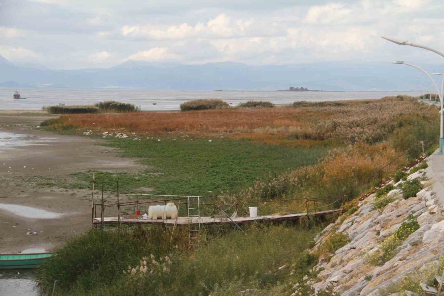 (düzeltme) Gölde Sular Çekildi, Yatlar Karaya Oturdu: Aşk Adası’nın Etrafında Da Su Kalmadı