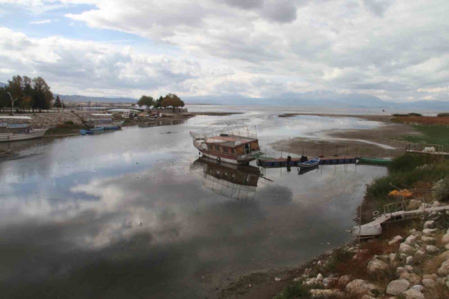 (düzeltme) Gölde Sular Çekildi, Yatlar Karaya Oturdu: Aşk Adası’nın Etrafında Da Su Kalmadı