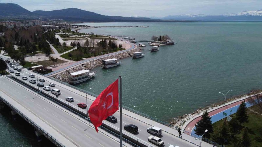 (düzeltme) Gölde Sular Çekildi, Yatlar Karaya Oturdu: Aşk Adası’nın Etrafında Da Su Kalmadı