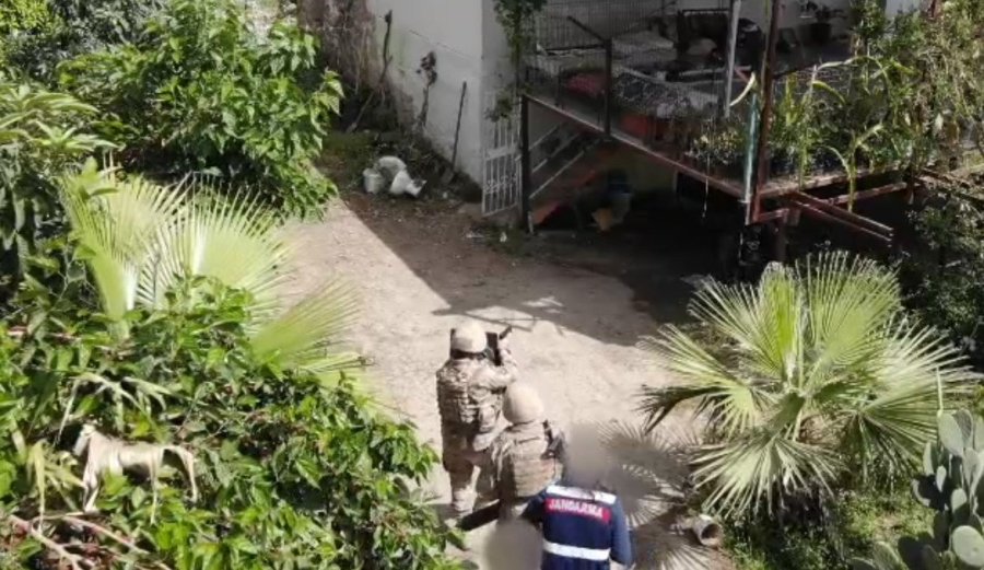 Uyuşturucu Satıcılarına Şafak Operasyonu: Yüzlerce Kilo Uyuşturucu Ve 5 Tabanca Ele Geçirildi