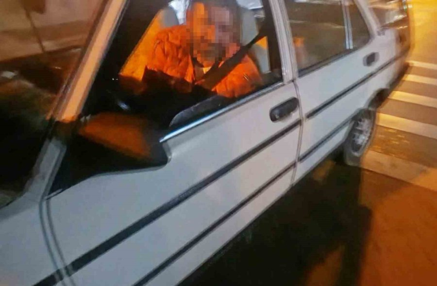 Yasal Sınırın 8 Kat Üzerinde Alkollü Halde Kaza Yaptı, Kahveye Oturup Çay İçti