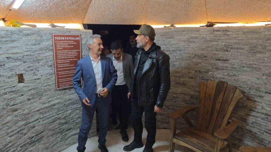 Sanatçı Uğur Işılak’tan Tuz Gölü Obası’na Ziyaret