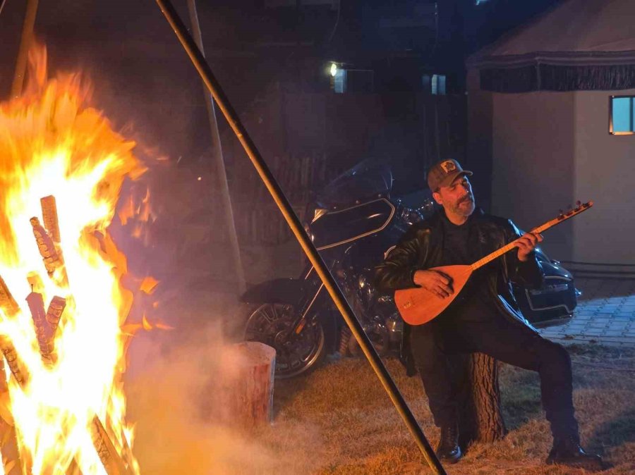 Sanatçı Uğur Işılak’tan Tuz Gölü Obası’na Ziyaret