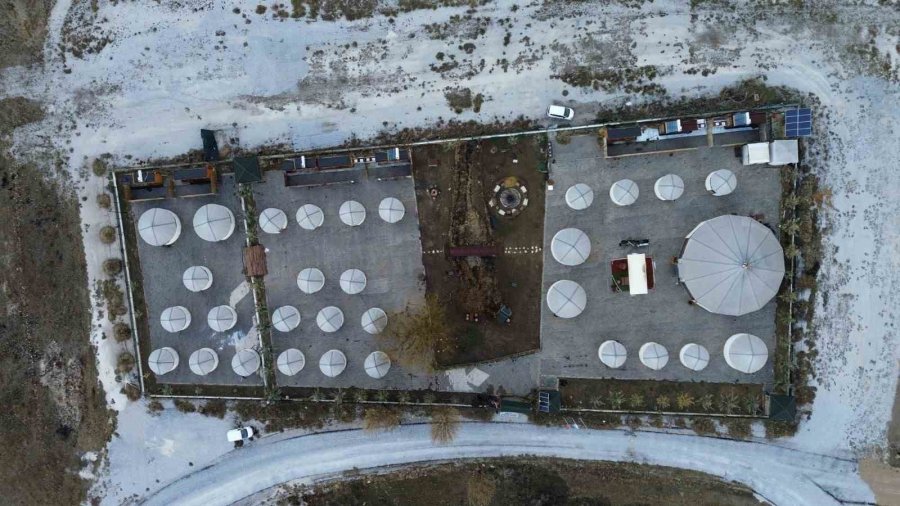 Sanatçı Uğur Işılak’tan Tuz Gölü Obası’na Ziyaret