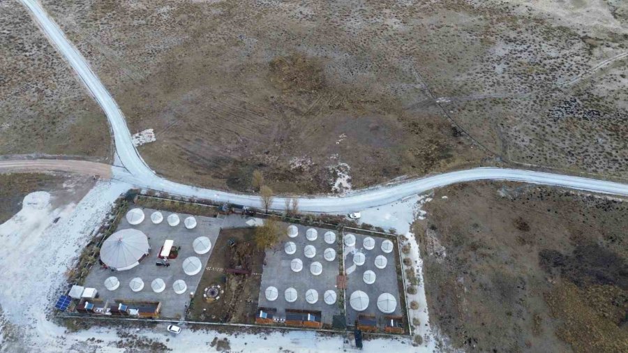 Sanatçı Uğur Işılak’tan Tuz Gölü Obası’na Ziyaret