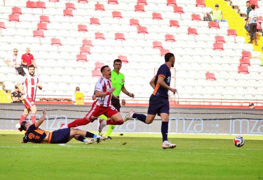 Trendyol Süper Lig: Antalyaspor: 0 - Rams Başakşehir: 2 (ilk Yarı)