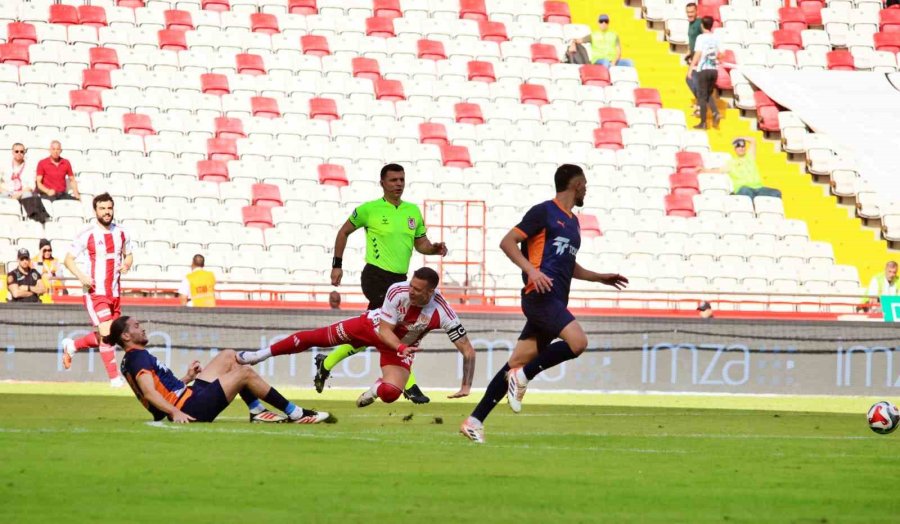 Trendyol Süper Lig: Antalyaspor: 0 - Rams Başakşehir: 2 (ilk Yarı)