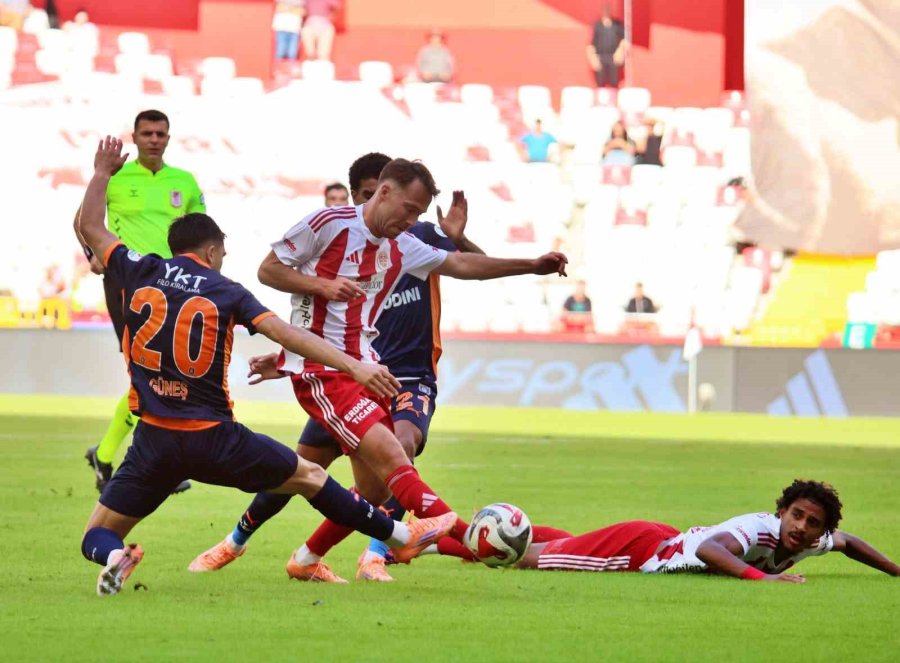 Trendyol Süper Lig: Antalyaspor: 0 - Rams Başakşehir: 2 (ilk Yarı)