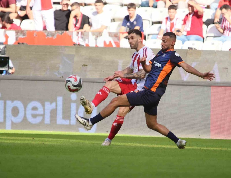 Trendyol Süper Lig: Antalyaspor: 0 - Rams Başakşehir: 2 (ilk Yarı)