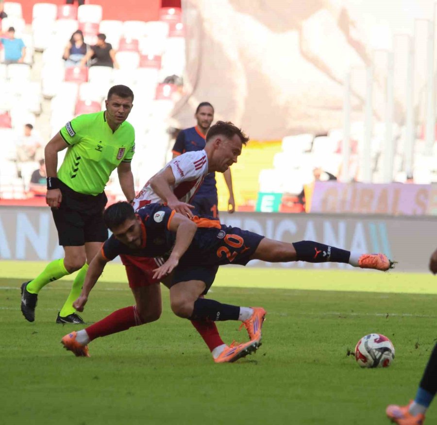 Trendyol Süper Lig: Antalyaspor: 0 - Rams Başakşehir: 2 (ilk Yarı)
