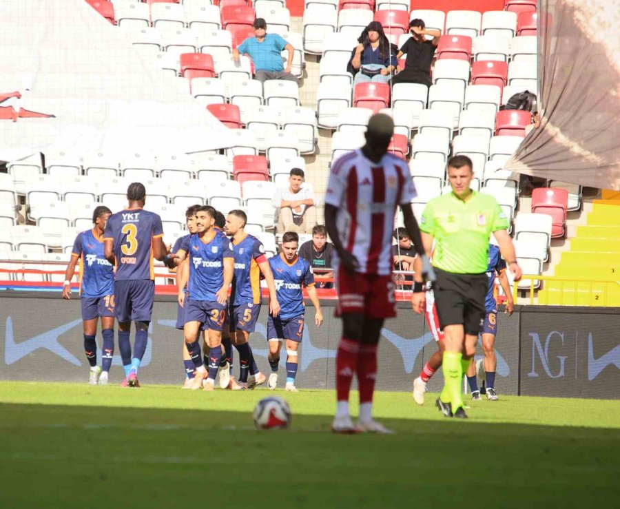 Trendyol Süper Lig: Antalyaspor: 0 - Rams Başakşehir: 2 (ilk Yarı)