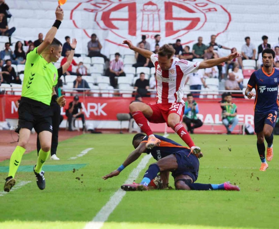 Trendyol Süper Lig: Antalyaspor: 0 - Rams Başakşehir: 2 (ilk Yarı)