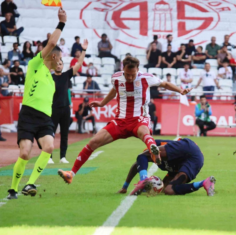 Trendyol Süper Lig: Antalyaspor: 0 - Rams Başakşehir: 2 (ilk Yarı)