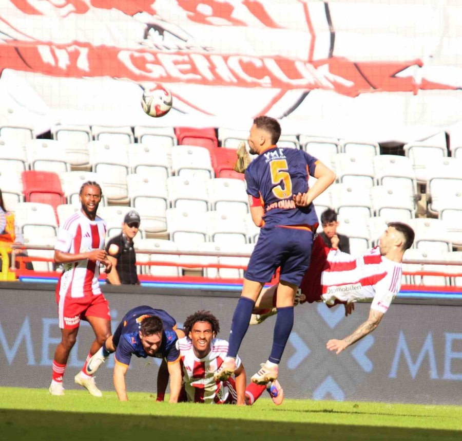 Trendyol Süper Lig: Antalyaspor: 0 - Rams Başakşehir: 2 (ilk Yarı)
