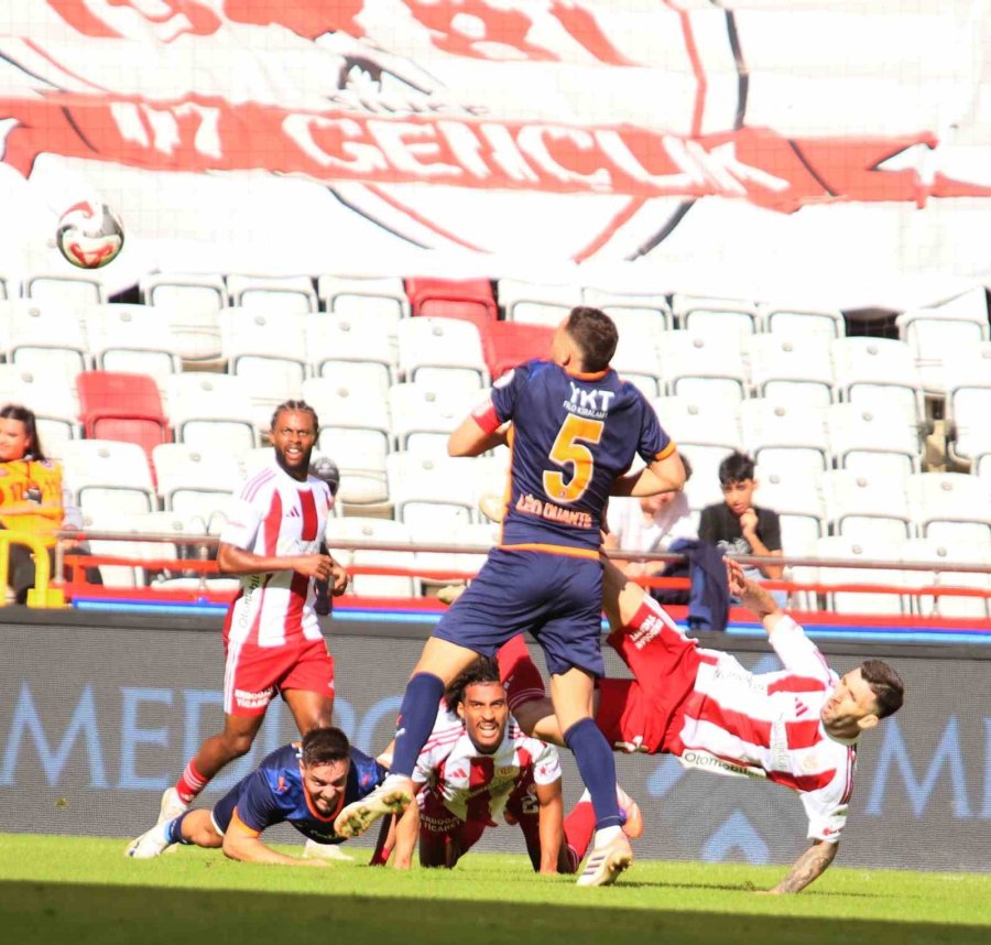 Trendyol Süper Lig: Antalyaspor: 0 - Rams Başakşehir: 2 (ilk Yarı)