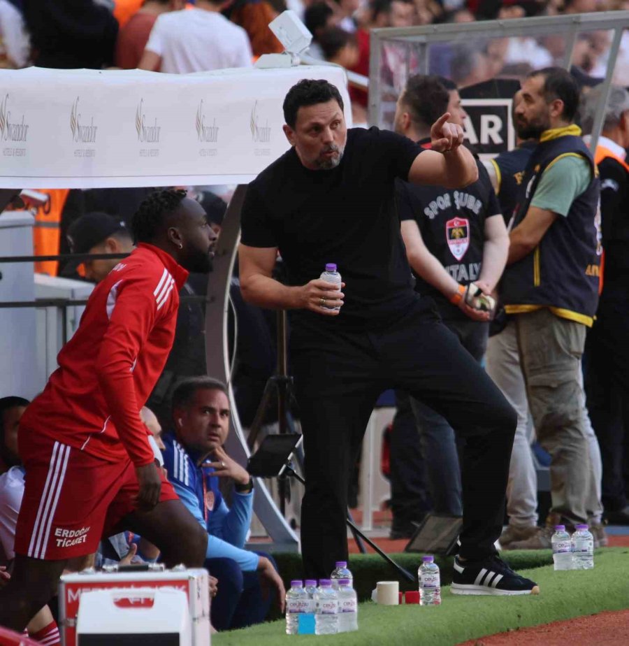 Trendyol Süper Lig: Antalyaspor: 0 - Rams Başakşehir: 2 (ilk Yarı)