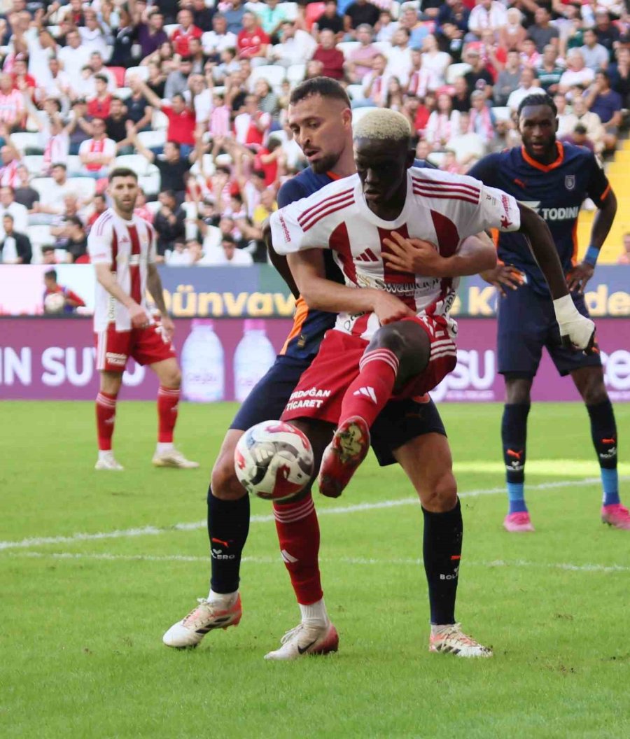 Trendyol Süper Lig: Antalyaspor: 0 - Rams Başakşehir: 2 (ilk Yarı)