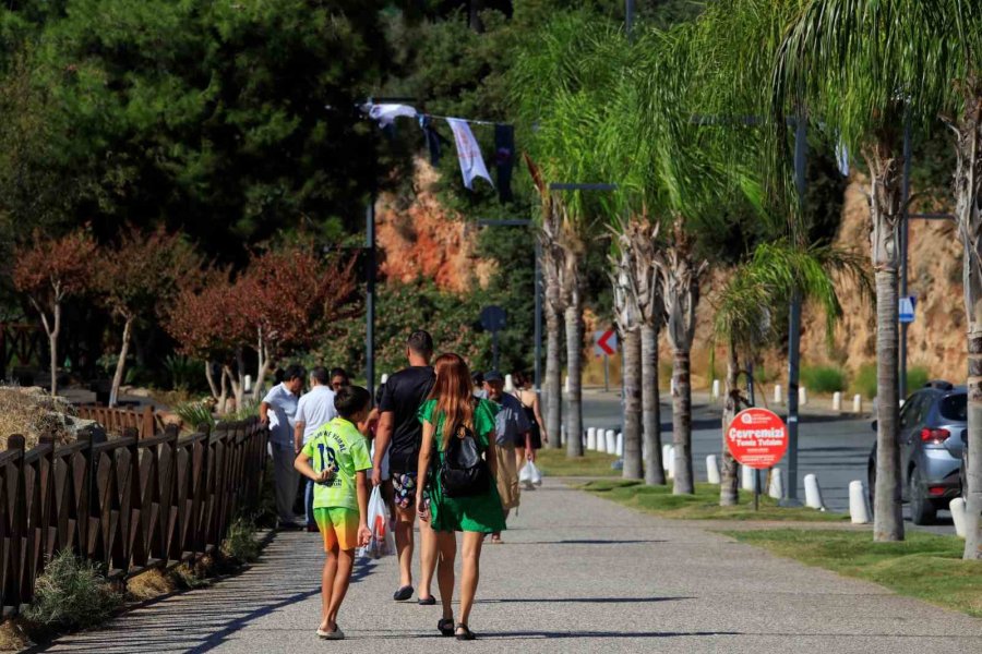 Türkiye Kışı Yaşarken Antalya’da Yazdan Kalma Günler