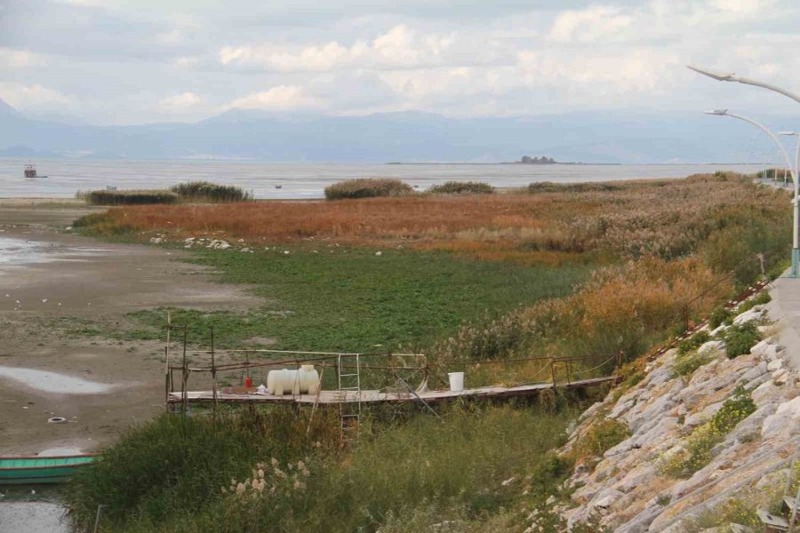 Kayıkla Gezilen Göl Üzerinde Şimdi Yürüyüş Yapılıyor