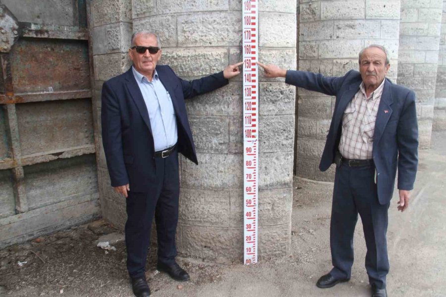 Kayıkla Gezilen Göl Üzerinde Şimdi Yürüyüş Yapılıyor