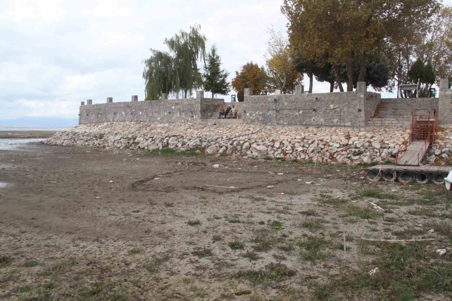 Kayıkla Gezilen Göl Üzerinde Şimdi Yürüyüş Yapılıyor