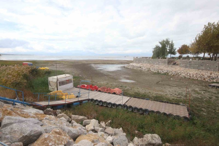 Kayıkla Gezilen Göl Üzerinde Şimdi Yürüyüş Yapılıyor