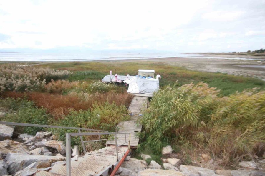 Kayıkla Gezilen Göl Üzerinde Şimdi Yürüyüş Yapılıyor