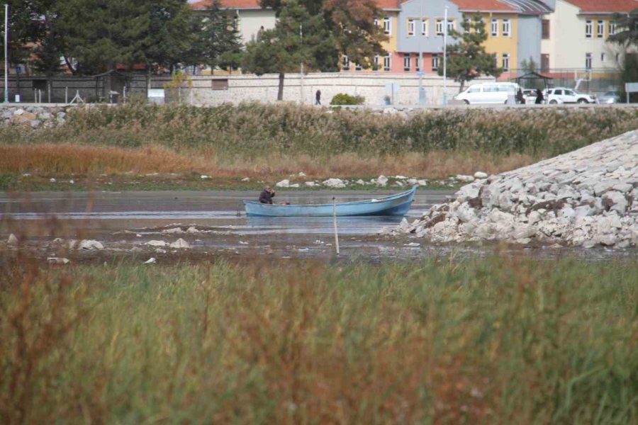 Kayıkla Gezilen Göl Üzerinde Şimdi Yürüyüş Yapılıyor