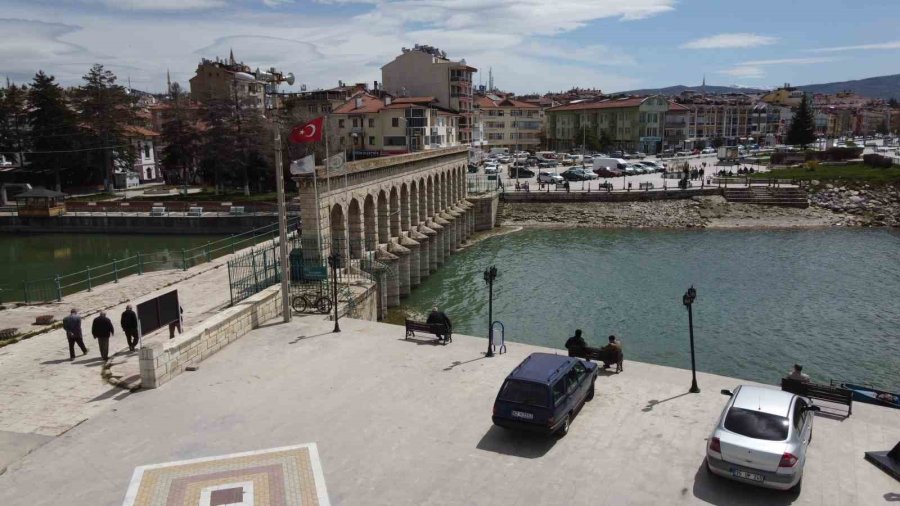 Kayıkla Gezilen Göl Üzerinde Şimdi Yürüyüş Yapılıyor