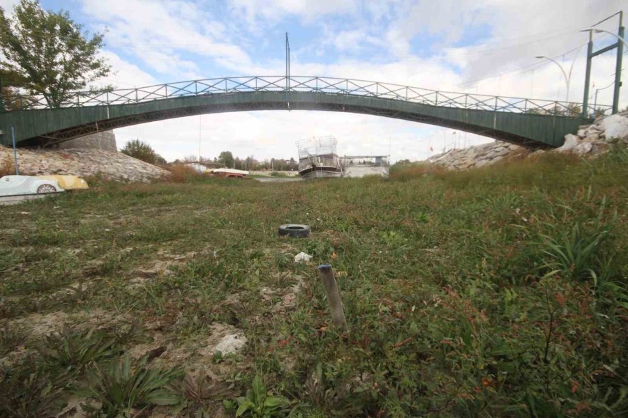 Kayıkla Gezilen Göl Üzerinde Şimdi Yürüyüş Yapılıyor