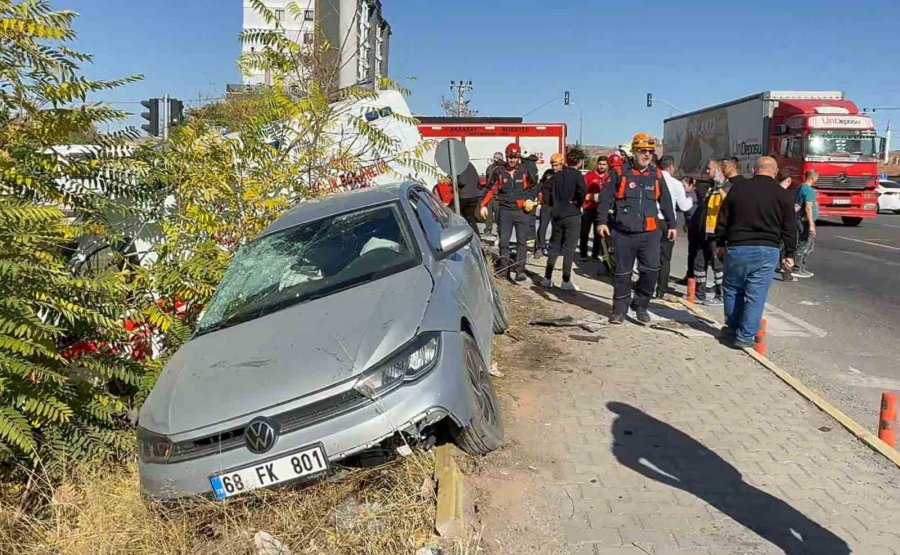 Hastaneye Giden Doktorun Aracı İle Hasta Taşıyan Ambulans Çarpıştı: 1’i Doktor 7 Yaralı