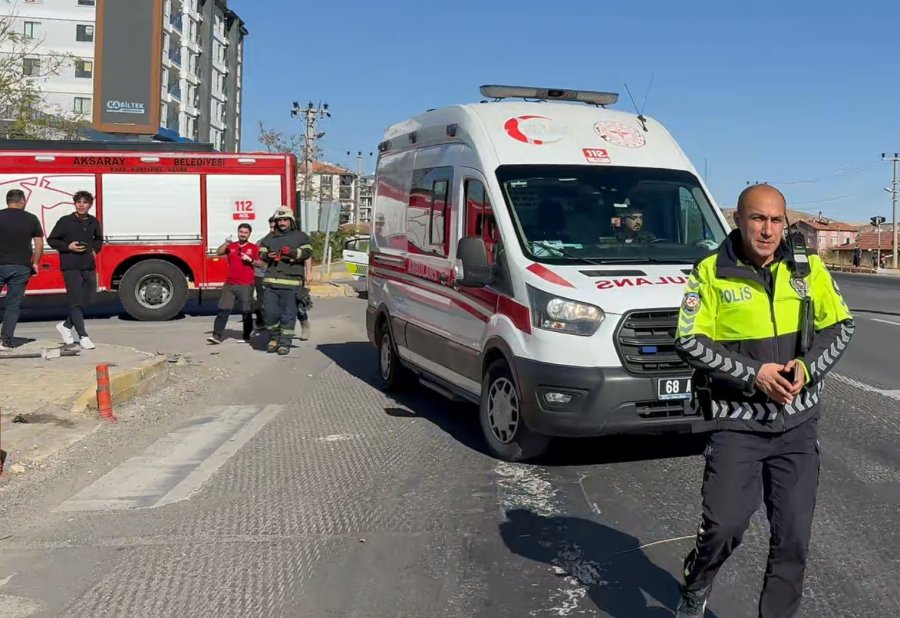 Hastaneye Giden Doktorun Aracı İle Hasta Taşıyan Ambulans Çarpıştı: 1’i Doktor 7 Yaralı