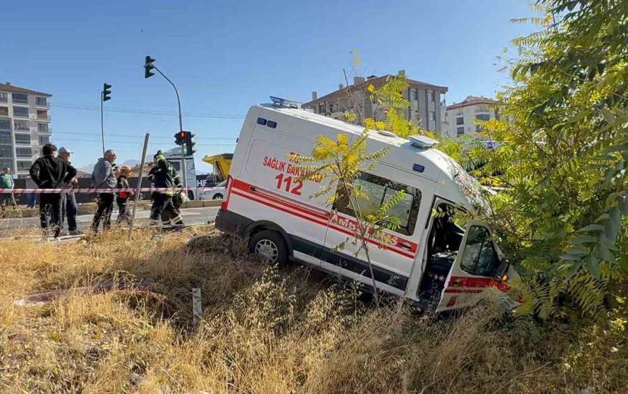 Hastaneye Giden Doktorun Aracı İle Hasta Taşıyan Ambulans Çarpıştı: 1’i Doktor 7 Yaralı