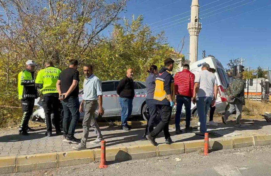 Hastaneye Giden Doktorun Aracı İle Hasta Taşıyan Ambulans Çarpıştı: 1’i Doktor 7 Yaralı