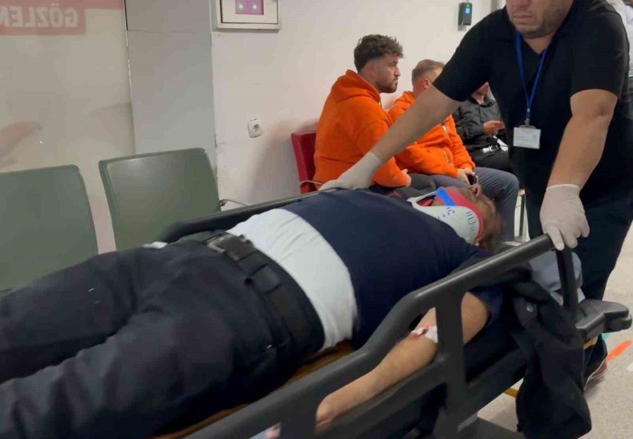 Hastaneye Giden Doktorun Aracı İle Hasta Taşıyan Ambulans Çarpıştı: 1’i Doktor 7 Yaralı