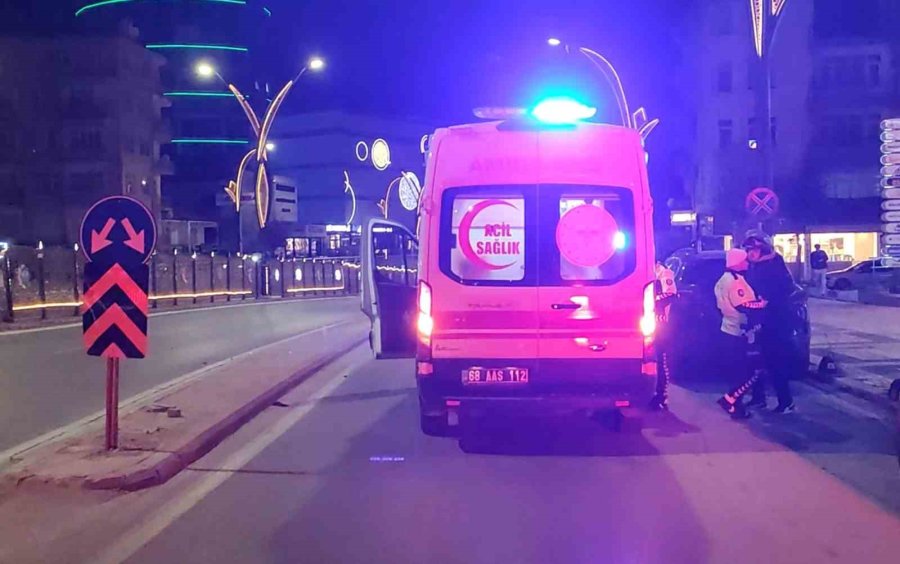 Refüjdeki Trafik Levhasına Çarpan Motosikletteki Baba Ve Oğlu Yaralandı
